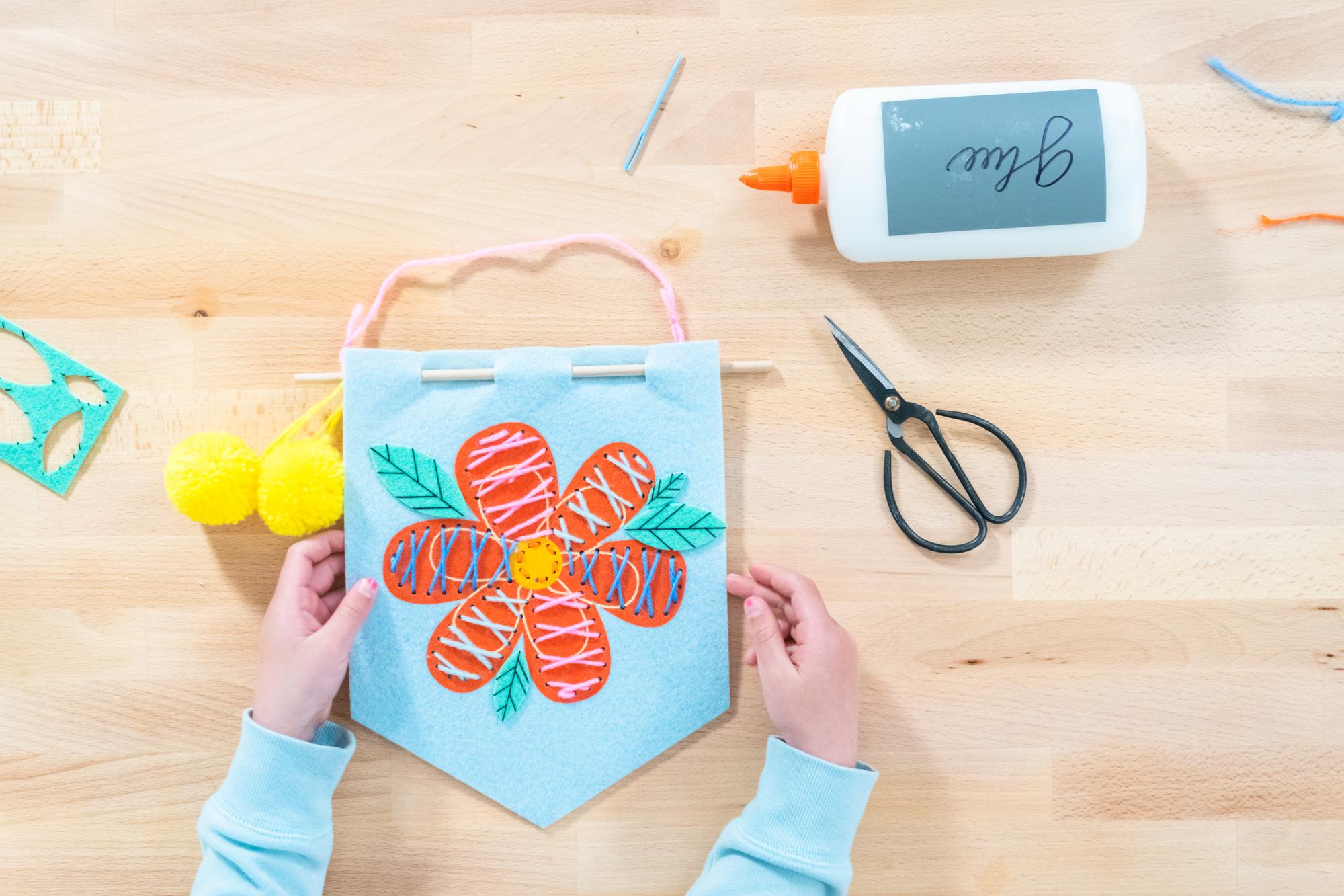 Studentės darbas — siuvinėtas monogram